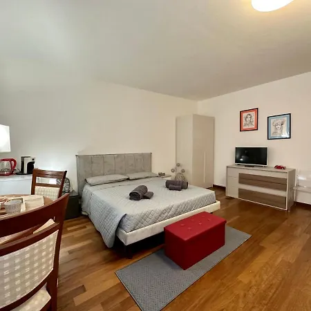 Charlotte Near Piazza Unita 트리에스테