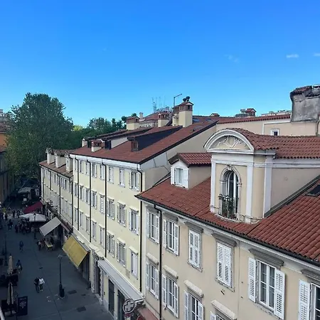 Charlotte Near Piazza Unita * Τεργέστη