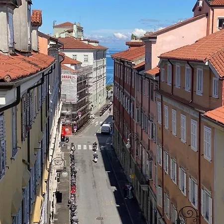 Charlotte Near Piazza Unità