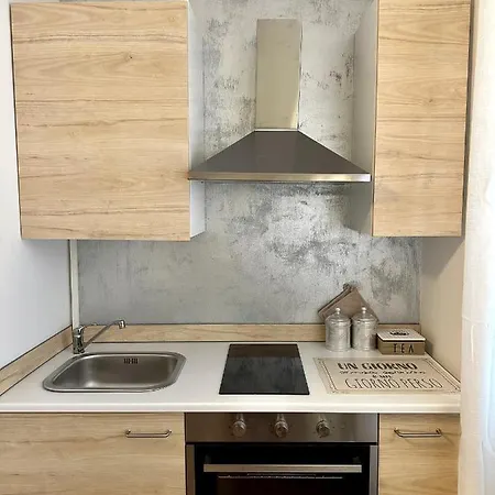 Charlotte Near Piazza Unita *