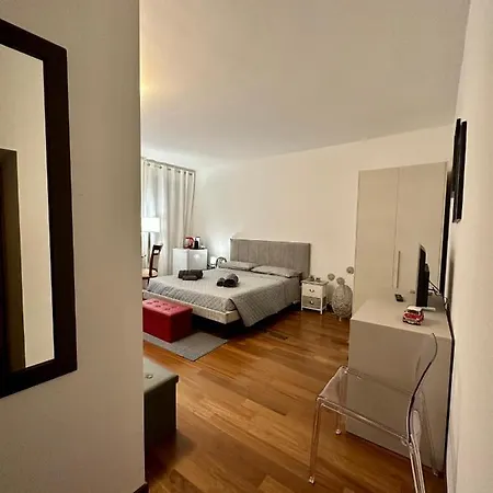 Charlotte Near Piazza Unita * Τεργέστη