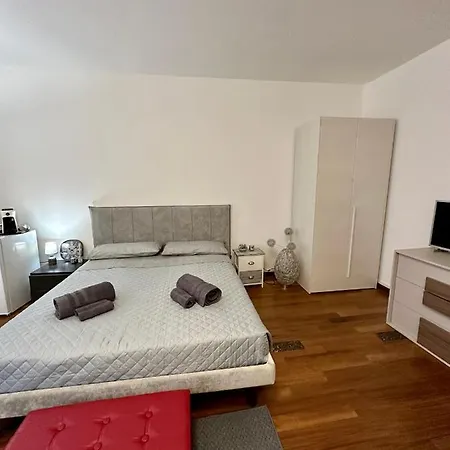 Charlotte Near Piazza Unita